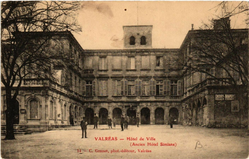 Carte postale ancienne Valreas - Hotel de Ville (Ancien Hotel Simiane) à Valréas