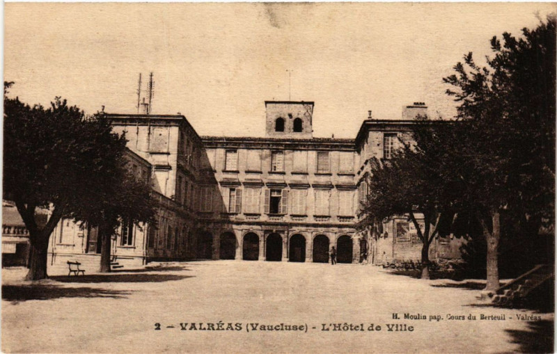Carte postale ancienne Valreas - L'Hotel de Ville à Valréas