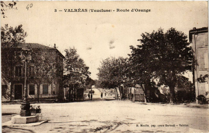 Carte postale ancienne Valreas - Route d'Orange à Valréas