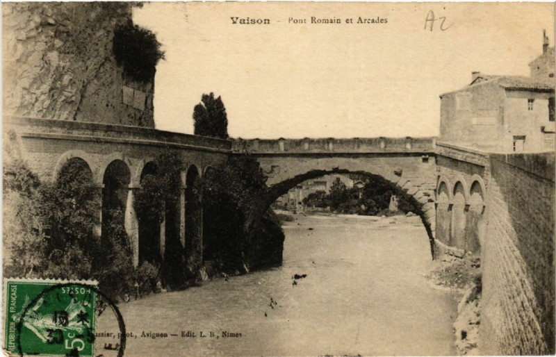 Carte postale ancienne Vaison - Pont Romain et Arcades