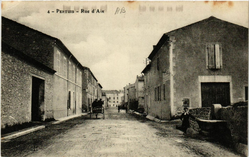 Carte postale ancienne Pertuis - Rue d'Aix à Pertuis