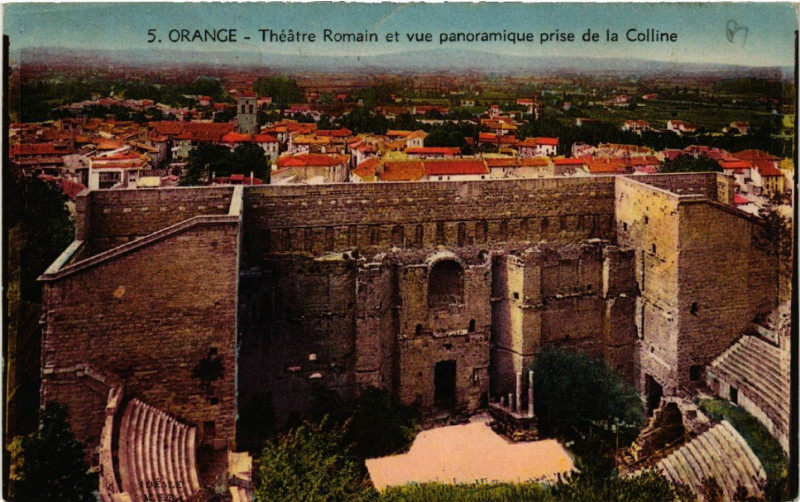 Carte postale ancienne Orange - Theatre Romain et vue panoraique prise de la Colline à Orange