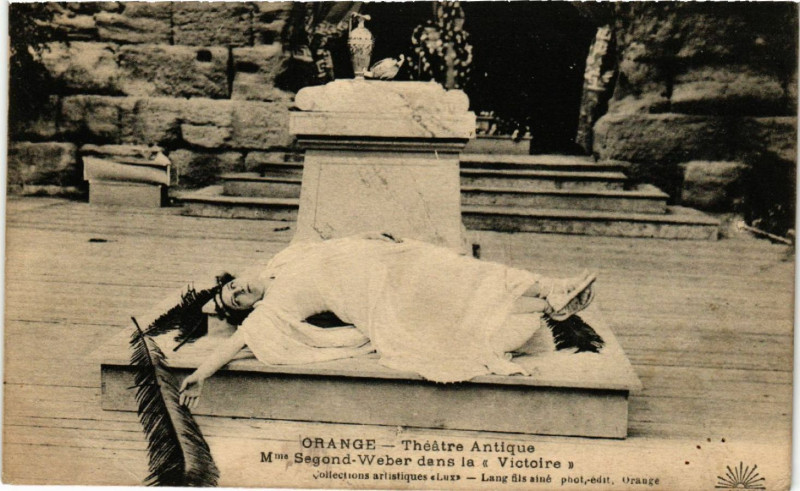 Carte postale ancienne Orange - Theatre Antique - Mme Segond-Weber dans le Victoire à Orange