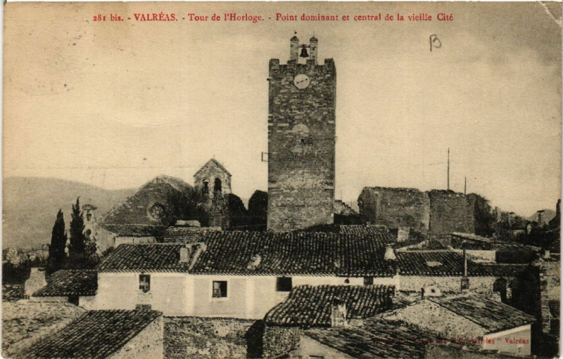 Carte postale ancienne Valreas Tour de l'Horloge-Point dominant et central de la vieille à Valréas