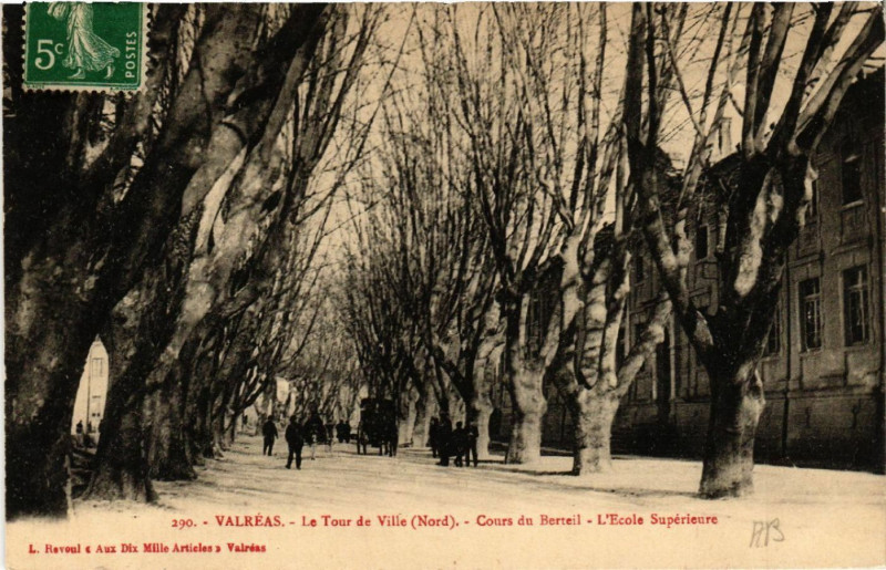 Carte postale ancienne Valreas - La Tour de Ville (Nord) - Cours du Berteil - L'Ecole à Valréas