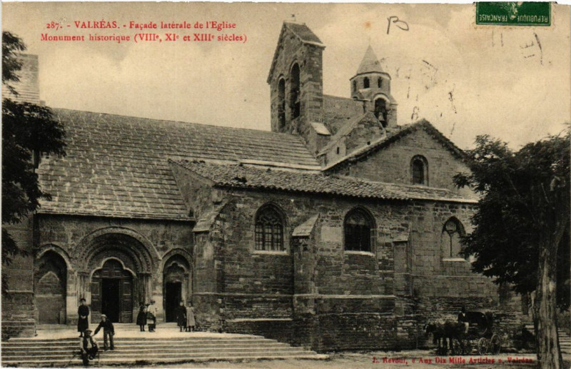 Carte postale ancienne Valreas - Facade laterale de l'Eglise - Mon. hist. (Viii Xi et à Valréas