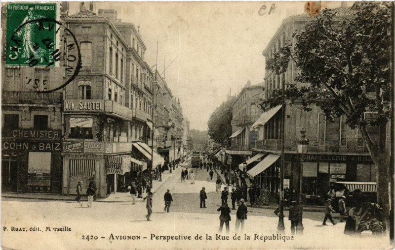 Carte postale ancienne Avignon - Perspective de la Rue de la Republique à Avignon