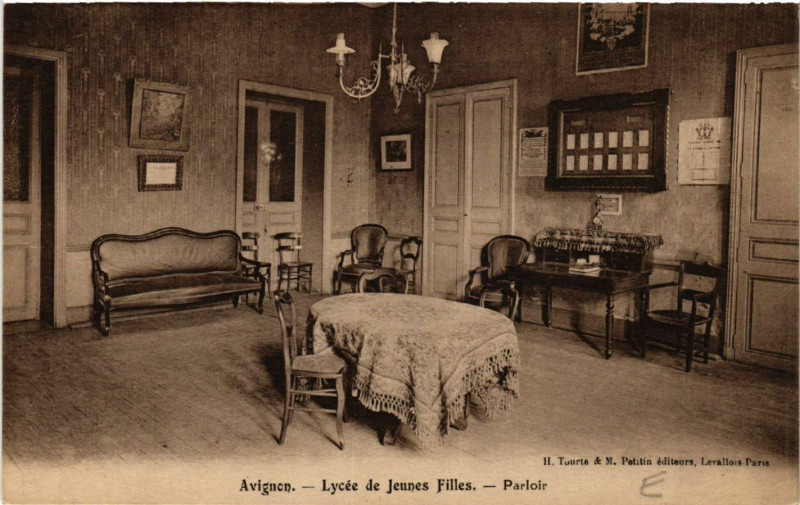 Carte postale ancienne Avignon - Lycée deJeunes Filles - Parloir à Avignon