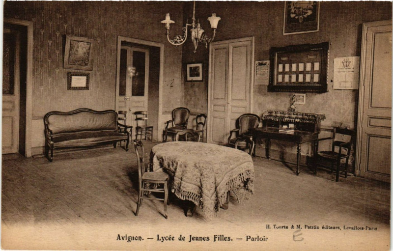 Carte postale ancienne Avignon - Lycée deJeunes Filles - Parloir à Avignon