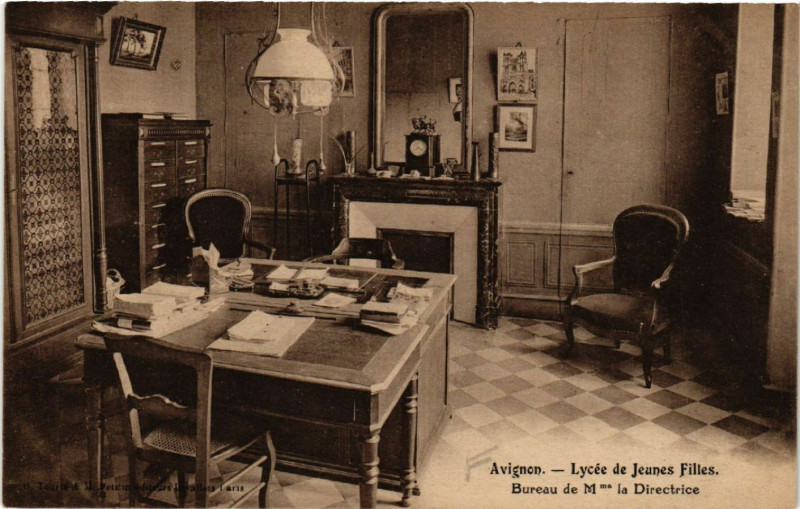 Carte postale ancienne Avignon - Lycée de Jeunes Filles - Bureau de Mme la Directrice à Avignon