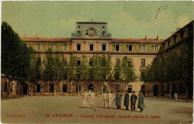 Carte postale ancienne Avignon - Caserne d'Hautpoul céenpée par le 7e Genie à Avignon