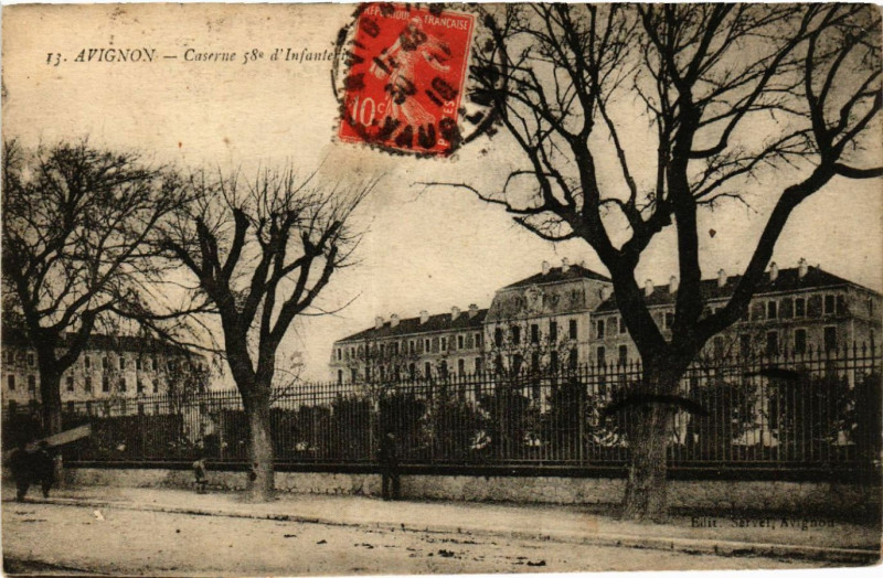 Carte postale ancienne Avignon - Caserne 58 e d'Infanterie à Avignon