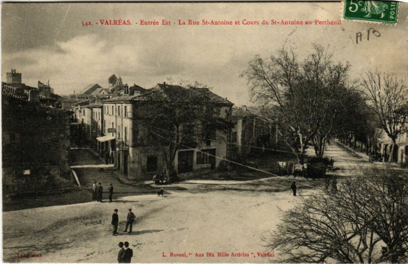 Carte postale ancienne Valreas - Entrée Est-La Rue St-Antoine et Cours du St-Antoine... à Valréas