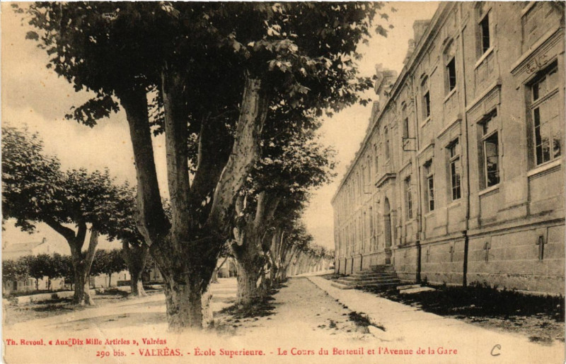 Carte postale ancienne Valreas - Ecole Superieure - Le Cours du Berteuil et l'Avenue... à Valréas