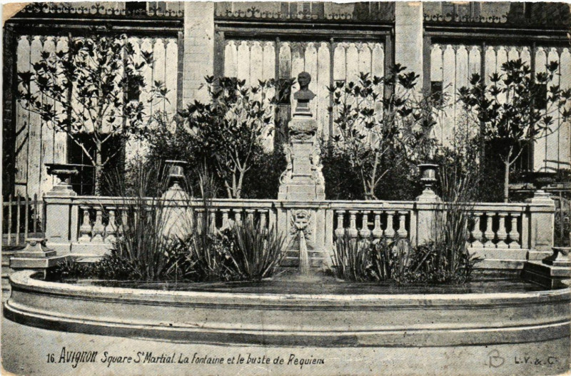 Carte postale ancienne Avignon - Square St-Martial La Fontaine et le buste de Requiers à Avignon