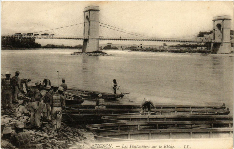 Carte postale ancienne Avignon - Les Pontonniers sur le Rhone à Avignon