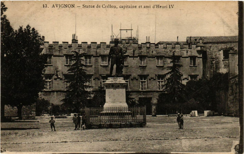 Carte postale ancienne Avignon - Statue de Crillon capitaine et ai d'Henri Iv à Avignon