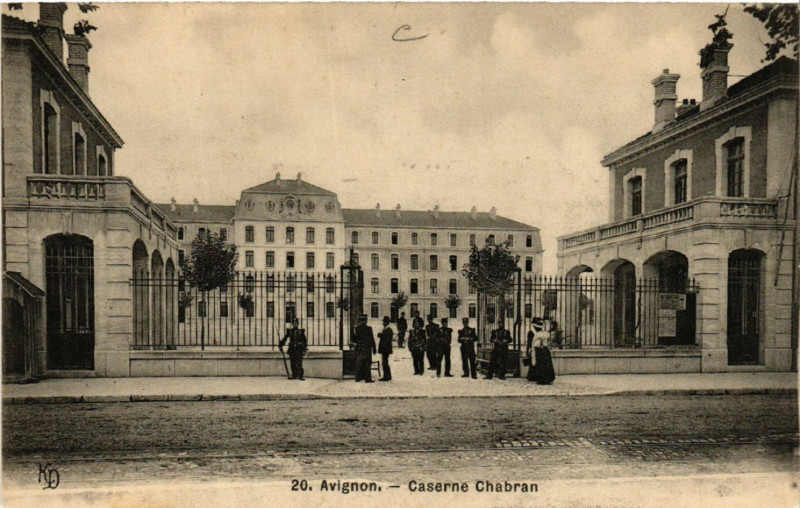 Carte postale ancienne Avignon - Caserne Chabran à Avignon