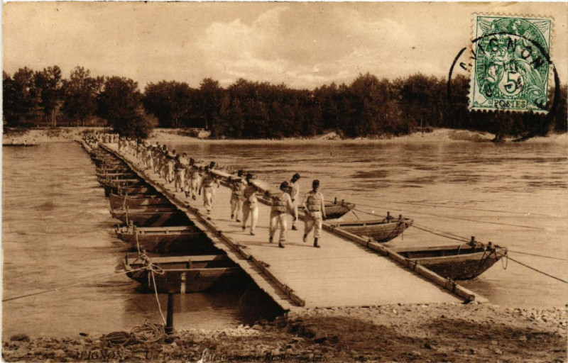 Carte postale ancienne Avignon - Un Pont de Bateaux sur le Rhone à Avignon
