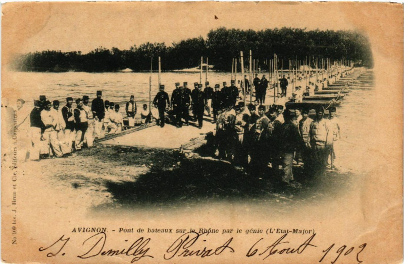 Carte postale ancienne Avignon - Pont de bateaux sur le Rhone par le genie (L'Etat-Major) à Avignon