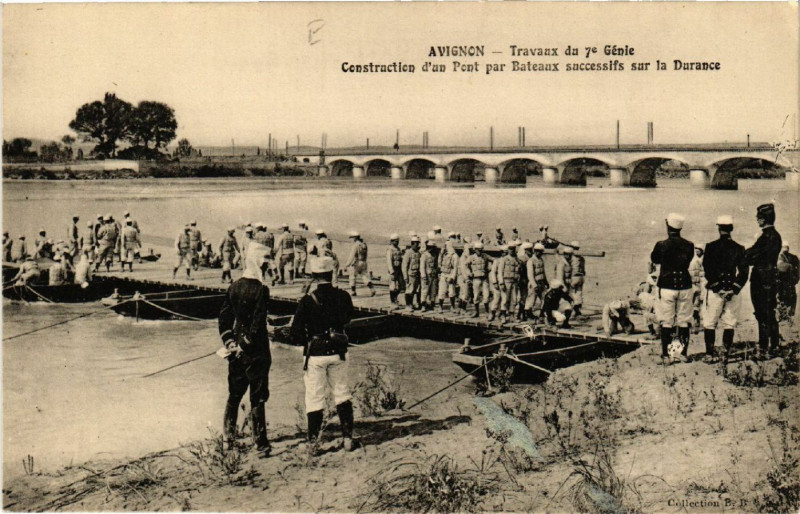 Carte postale ancienne Avignon - Travaux du 7e Genie - Constraction d'un Pont par Bateaux à Avignon