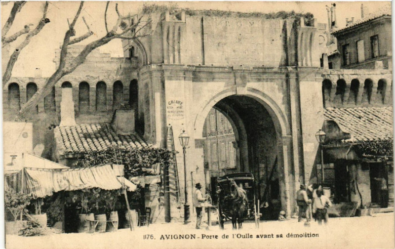 Carte postale ancienne Avignon - Porte de l'Ouile avant sa demolition à Avignon