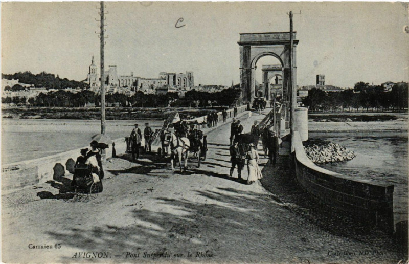Carte postale ancienne Avignon - Pont suspendu sur le Rhone à Avignon
