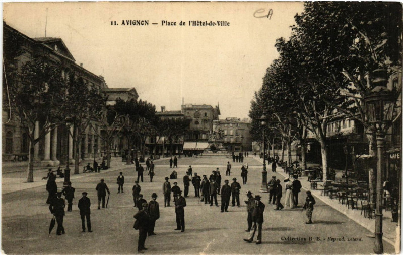 Carte postale ancienne Avignon - Place de l'Hotel-de-Ville à Avignon