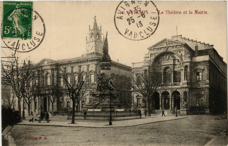 Carte postale ancienne Avignon - Le Theatre et la Mairie à Avignon