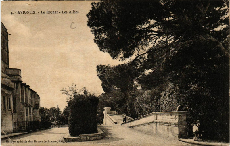 Carte postale ancienne Avignon - Le Rocher - Les Allées à Avignon