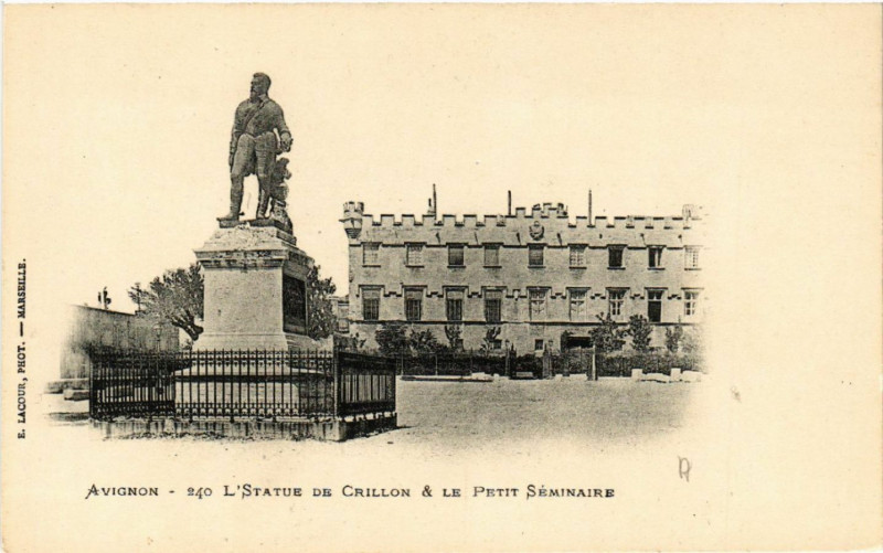 Carte postale ancienne Avignon - L'Statue de Grillon & le Petit Seminaire à Avignon