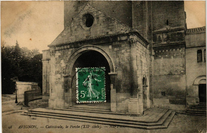 Carte postale ancienne Avignon - Cathédrale le Porche (Xii siecle) à Avignon
