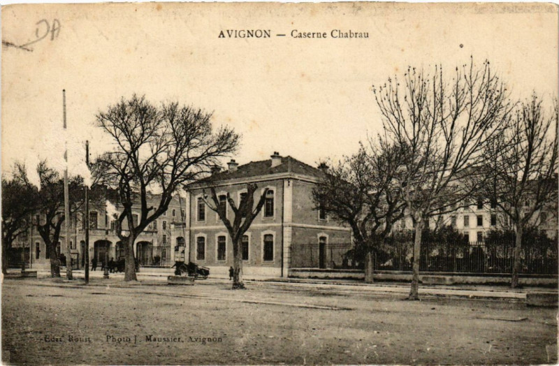Carte postale ancienne Avignon - Caserne Chabrau à Avignon
