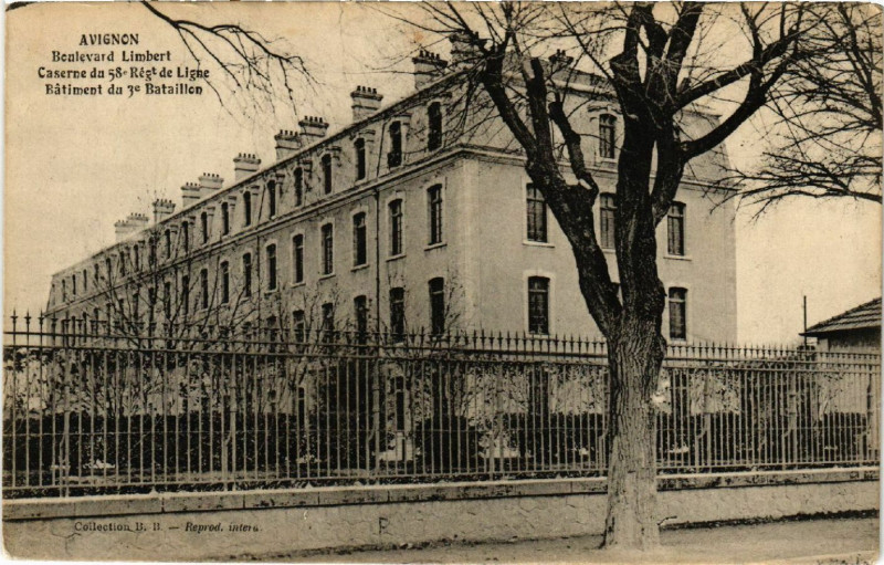 Carte postale ancienne Avignon - Boulevard Limbert-Caserne du 58e regt. de Ligne Batiment à Avignon
