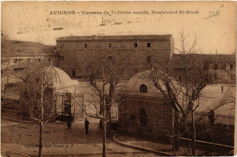 Carte postale ancienne Avignon - Caserne du 7 * Genie monte Boulevard St-Roch à Avignon