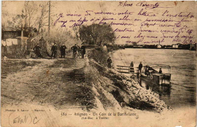 Carte postale ancienne Avignon - Un coin de la Barthelasse (Le Bac a Treille) à Avignon