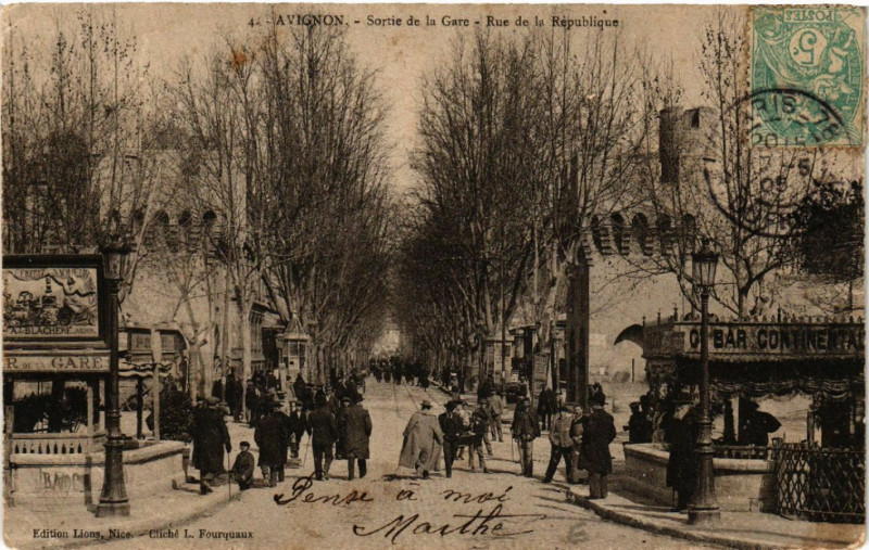 Carte postale ancienne Avignon - Sortie de la Gare - Rue de la Republique à Avignon
