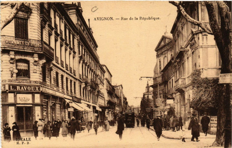 Carte postale ancienne Avignon - Rue de la Republique à Avignon