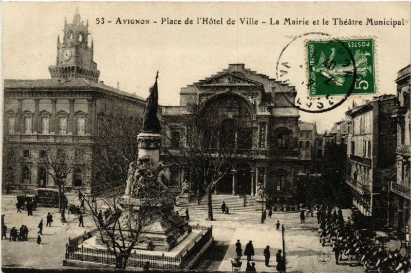 Carte postale ancienne Avignon - Place de l'Hotelde Ville - La Marie et le Theatre à Avignon