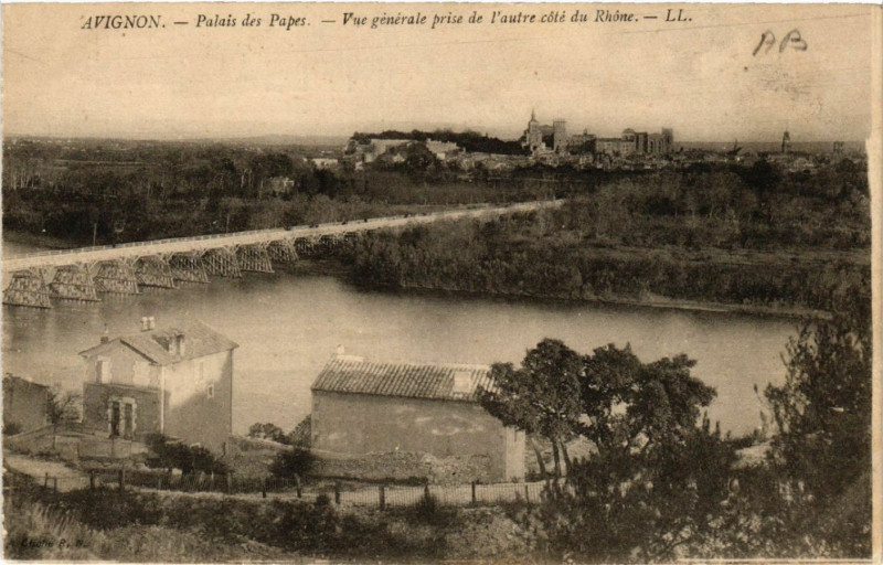 Carte postale ancienne Avignon - Palais des Papes - Vue générale prise de l'autre cote à Avignon