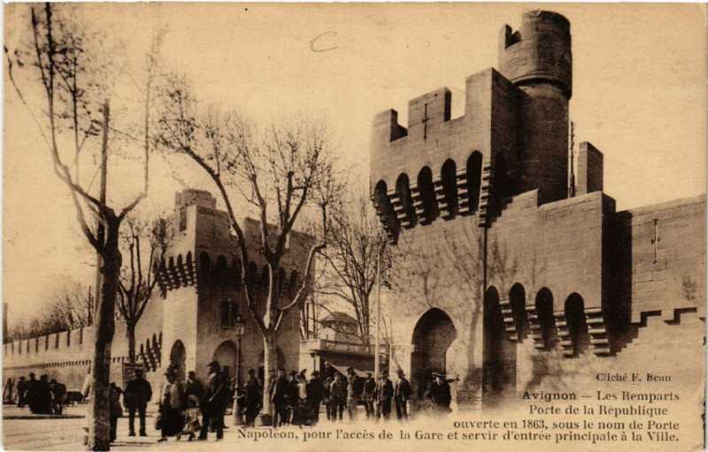 Carte postale ancienne Avignon - Les Remparts - Porte de la Republique ouverte en 1863... à Avignon