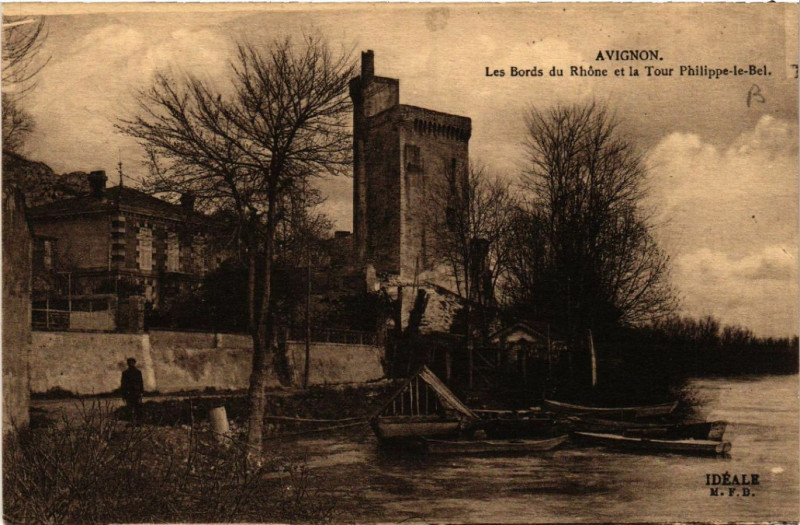Carte postale ancienne Avignon - Les Bords du Rhone et la Tour Philippe-le-Bel à Avignon
