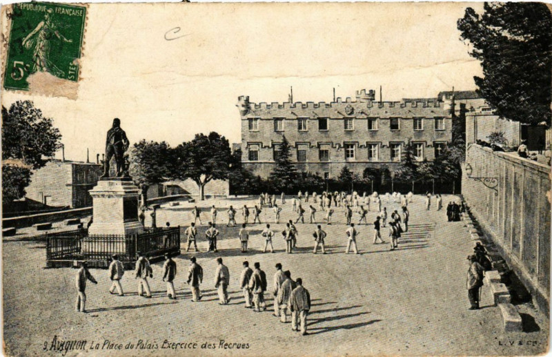 Carte postale ancienne Avignon - La Place de Palais Exercise des Recrues à Avignon