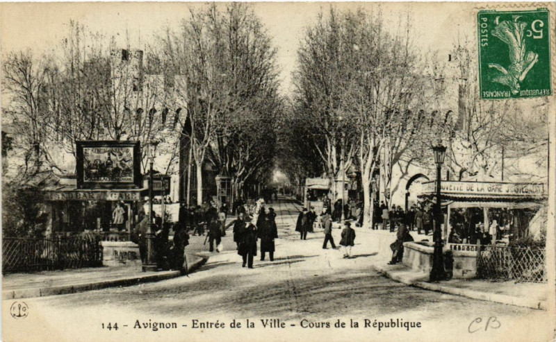 Carte postale ancienne Avignon - Entrée de la Ville - Cours de la Republique à Avignon