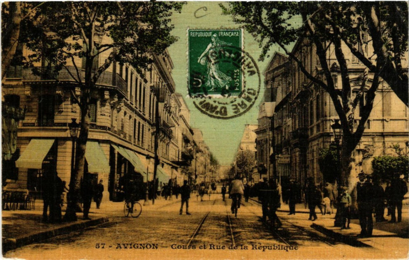 Carte postale ancienne Avignon - Cours et Rue de la Republique à Avignon