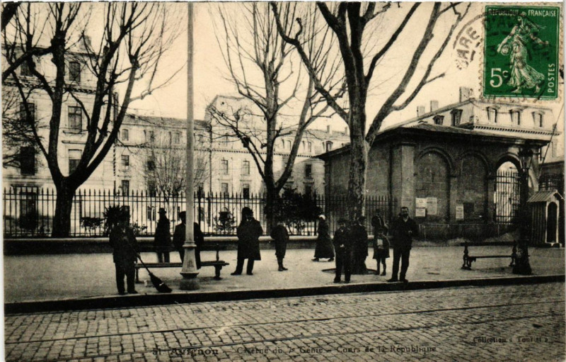 Carte postale ancienne Avignon - Caserne du Js. Genie - Cours de la Republique à Avignon
