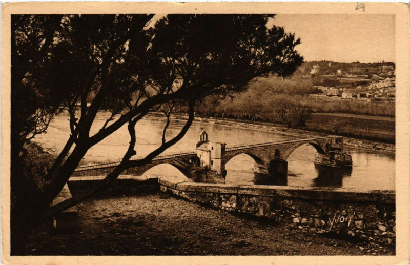 Carte postale ancienne Avignon - Le Pont St-Benezet vu du Rocher du Dom à Avignon