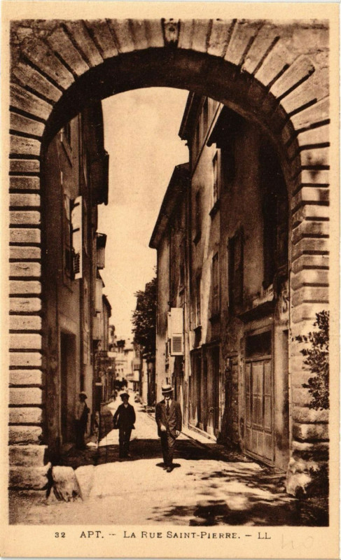 Carte postale ancienne Apt - La Rue St-Pierre à Apt