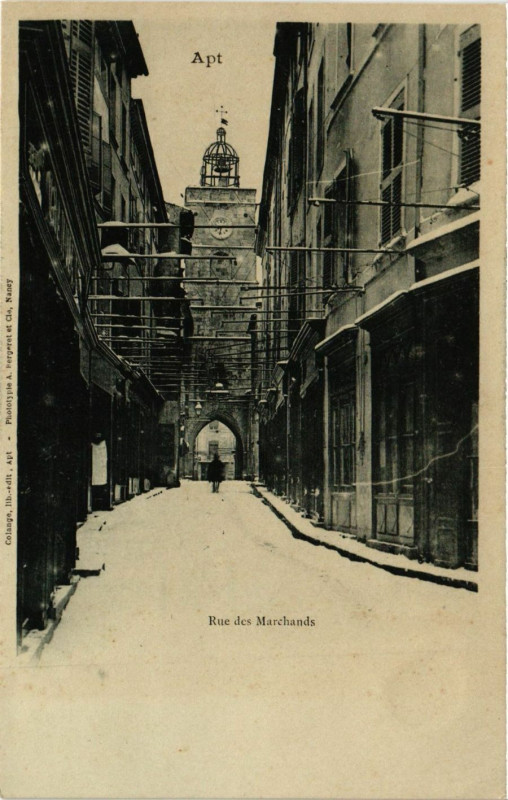 Carte postale ancienne Apt - Rue des Marchands à Apt