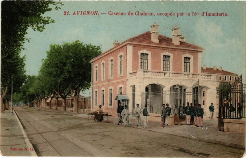 Carte postale ancienne Avignon - Caserne de Chabrau occupée par le 58* d'Infanterie à Avignon